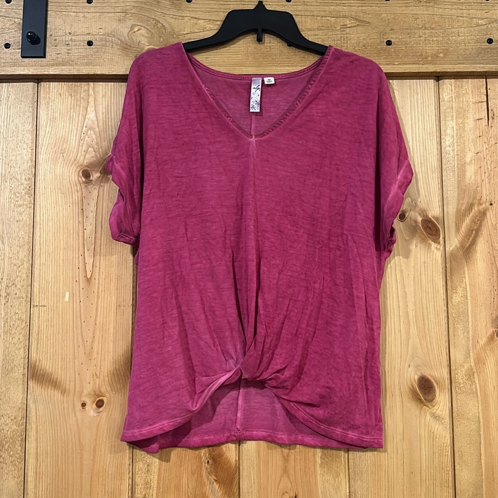 Alya twist front v-neck top Francesca’s
